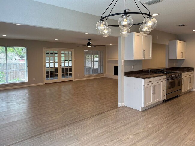 Building Photo - 4 Bedroom / 2 Bath / 2 Car Garage