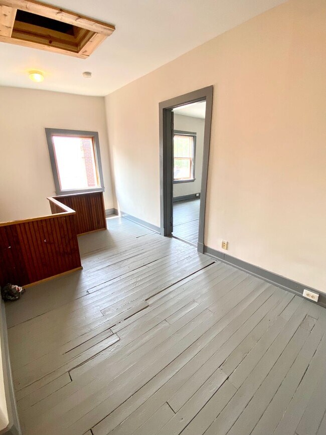 Building Photo - Spacious 5 bed/2 bath on Victor Mins. from...