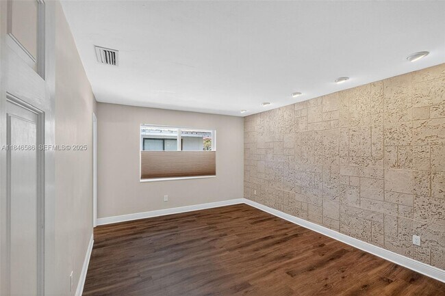 Building Photo - 539 Menendez Ave