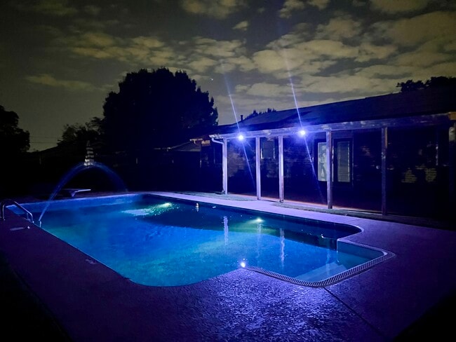 Building Photo - 6012 Highcrest Dr