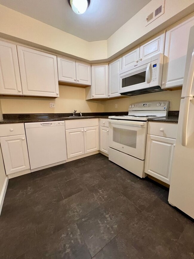 Building Photo - Gorgeous 1st Floor Apartment in Telford with Parking Spot! Available NOW!