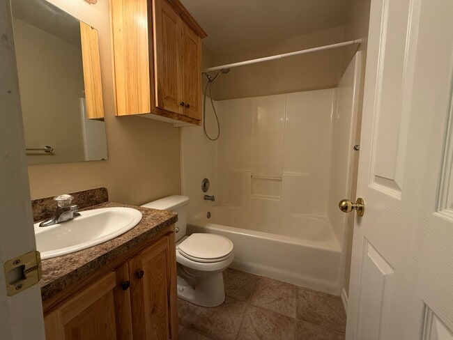 Building Photo - 460 Center St