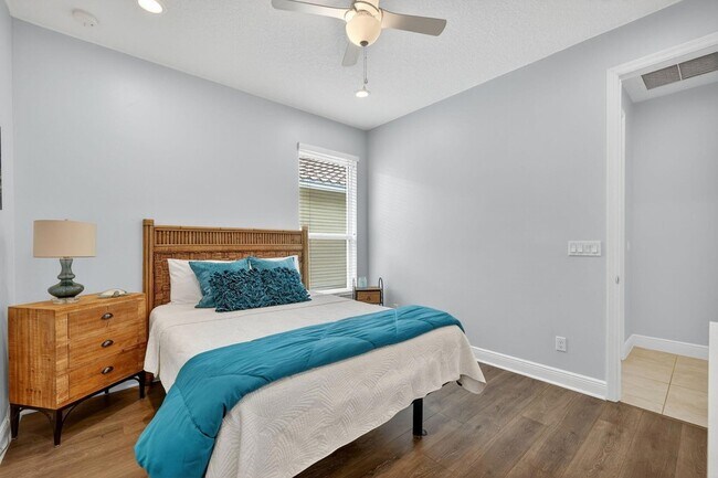 Building Photo - 9624 SW Royal Poinciana Dr