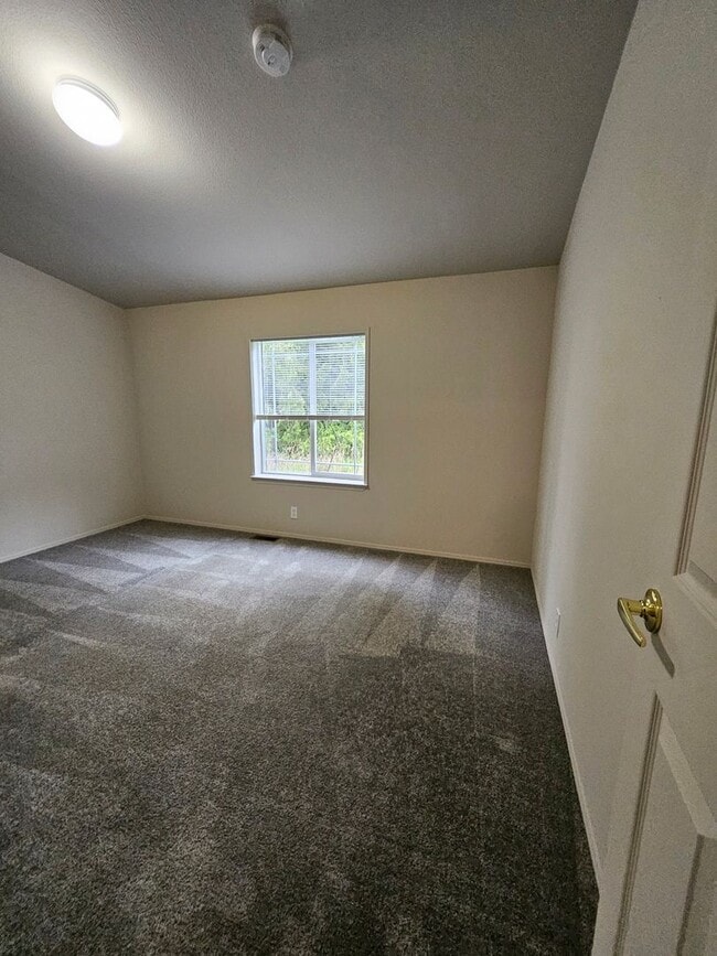 Building Photo - Spacious 4-Bed, 2-Bath Home on 5+ Acres