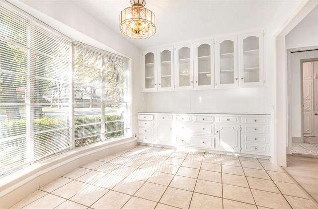 Building Photo - 210 Oak Forest Trail