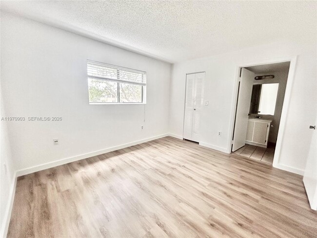 Building Photo - 400 Palm Cir W