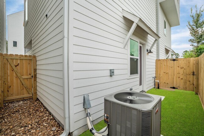 Building Photo - 3905 B Pinemont Dr