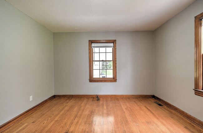 Building Photo - 401 Hillcrest Dr