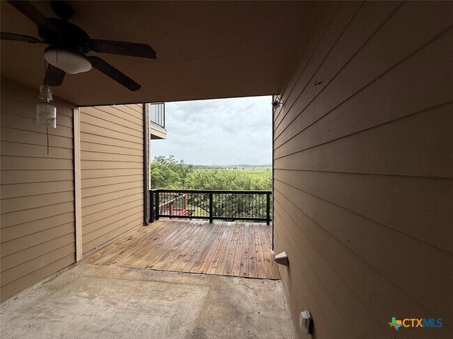Building Photo - 976 Parkview Dr