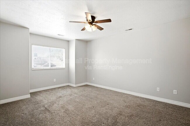 Building Photo - 672 E Clearwater Dr N