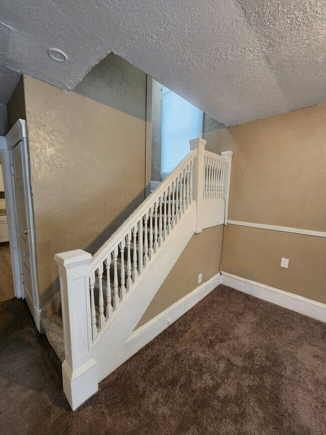 Building Photo - Charming 4-Bedroom Property in Prime Location