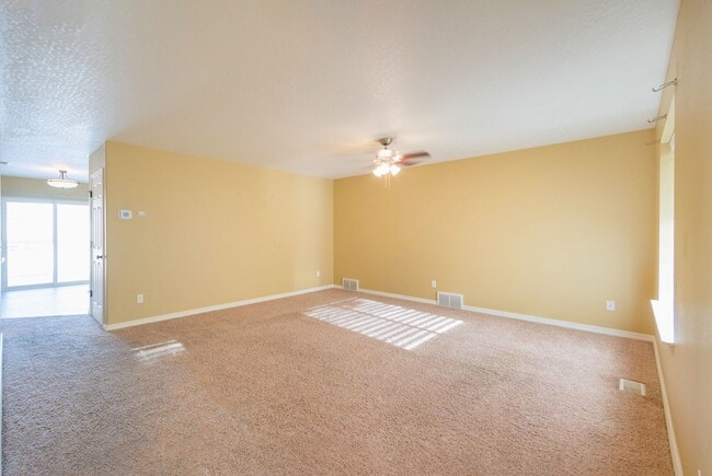 Building Photo - 3 Bedroom, 2 bathroom townhouse on Sunnyside Hill!