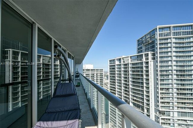 Building Photo - 495 Brickell Ave