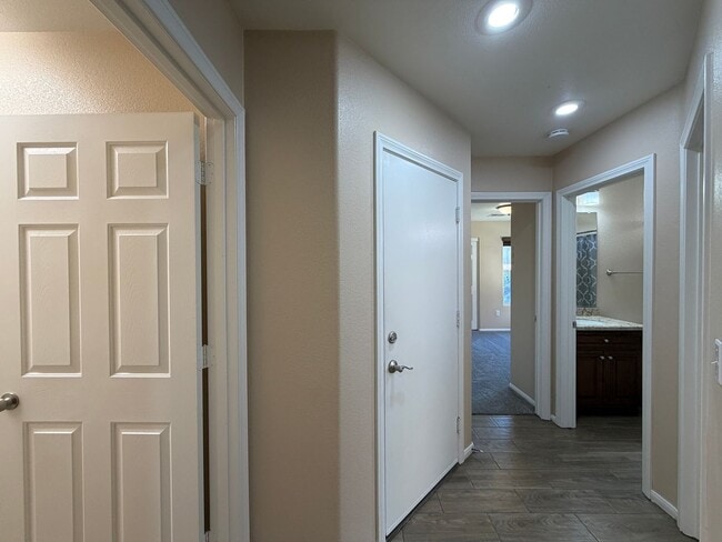 Building Photo - SPACIOUS SINGLE STORY HOME IN SOUTHERN HIGHLANDS WITH NEW KITCHEN APPLIANCES