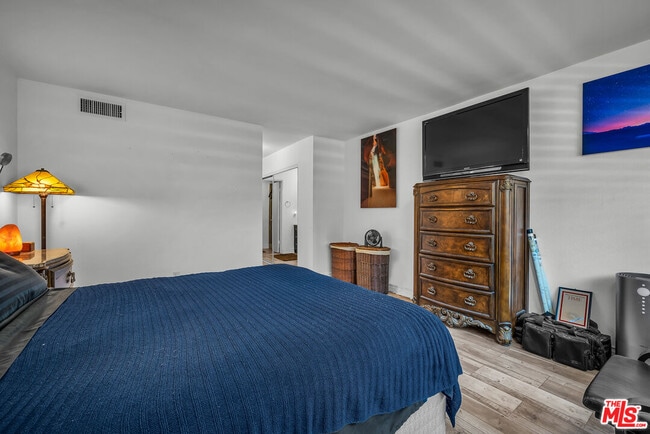 Building Photo - 5334 Lindley Ave