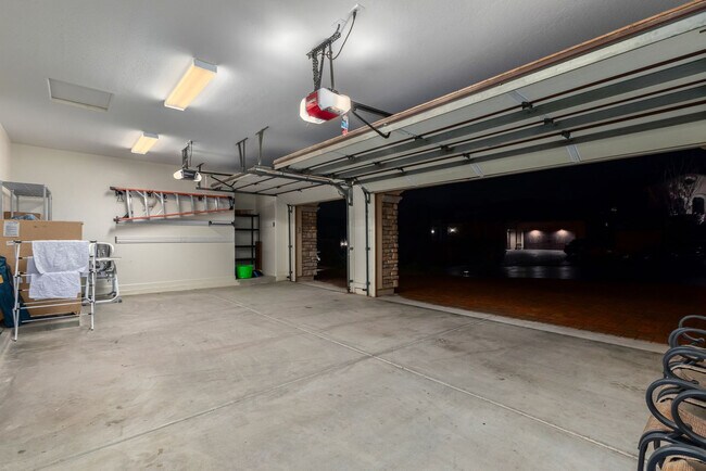 Building Photo - 3644 N Sagewood Cir