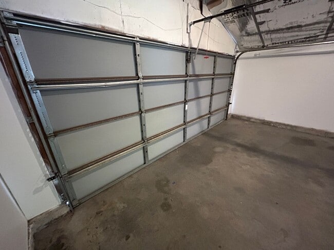 Building Photo - 5 Bed 2 Bath Home with 2 Car Attached Garage in Quiet Nice Neighborhood.