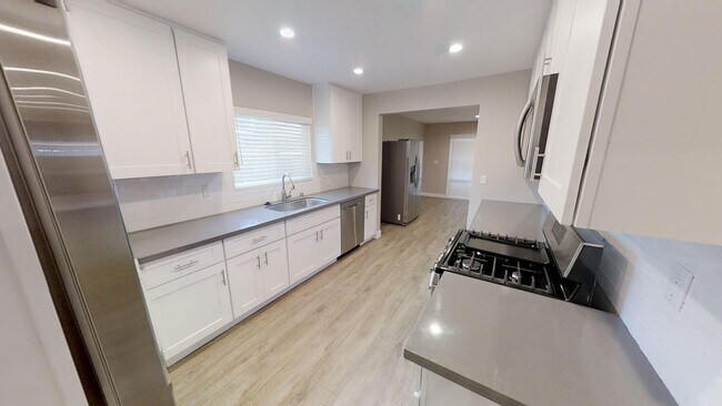 Building Photo - 6BD/2.5BA, Amazing Yard!
