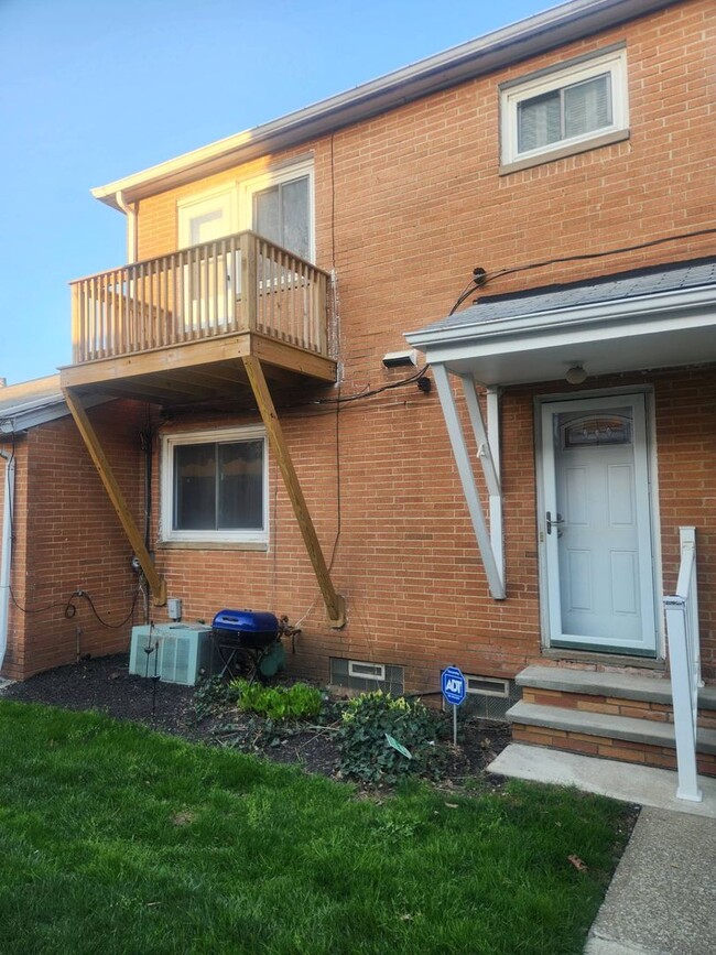 Building Photo - Charming 2-Bedroom Property in Prime Location