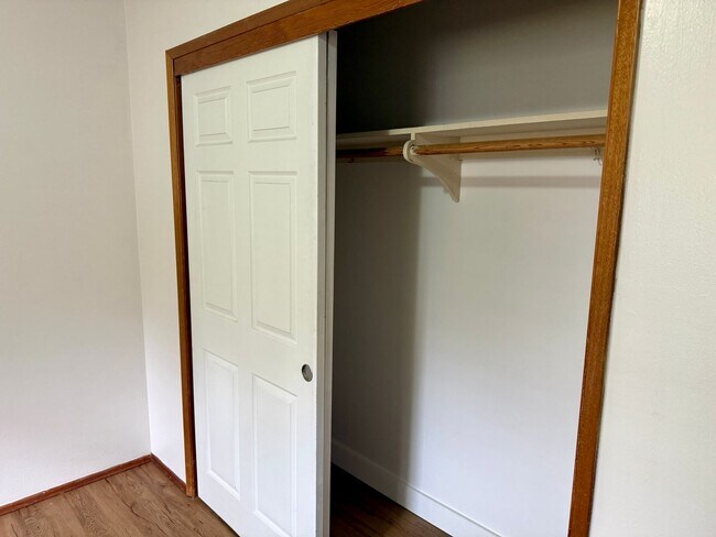 Building Photo - Kenilworth Mid-Century Plex, lives like a home