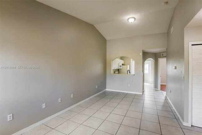 Building Photo - 925 NE 34th Ave