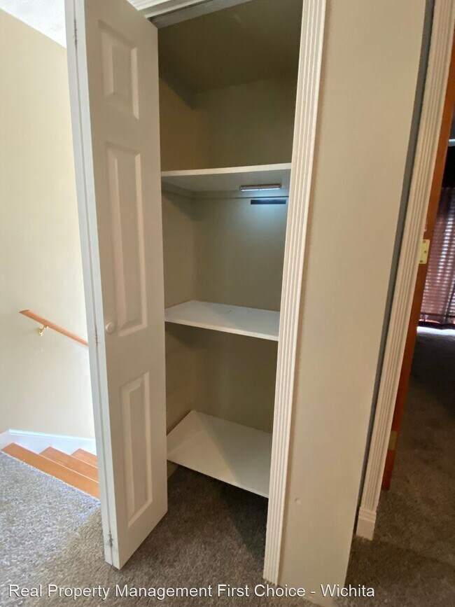 Building Photo - 2 br, 1 bath House - 725 W Stackman Dr #8