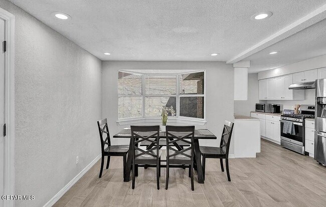 Building Photo - 2701 Penwood Dr