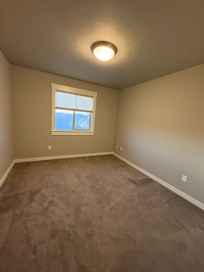 Building Photo - Newer 3 Bedroom / 2.5 Bathroom + Loft in the Ochoco Pointe Community