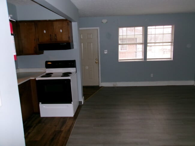 Building Photo - 204 N Warren St