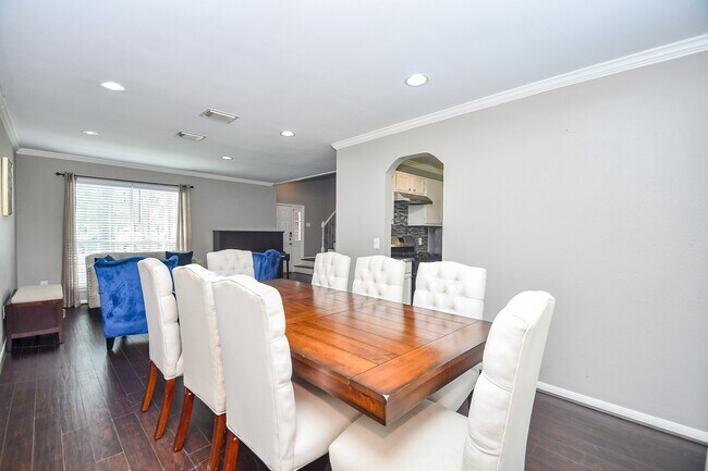 Building Photo - 7318 River Garden Dr