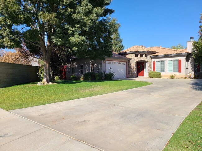 Primary Photo - 4/2 bathroom located close to schools, sho...