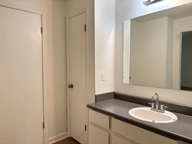 Building Photo - Great Townhouse in Douglasville