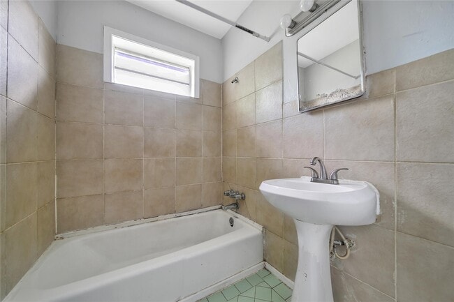 Building Photo - 2315 Kabee St