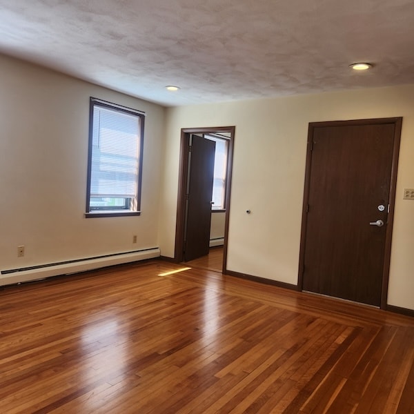 Building Photo - 83 Elm St