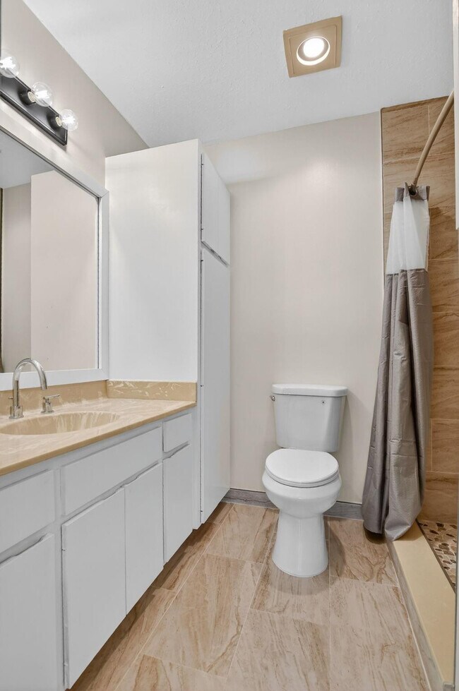 Building Photo - 596 SE 20th Ave