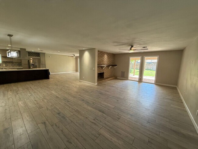 Building Photo - Luxury 4 Bedroom in Country Estates