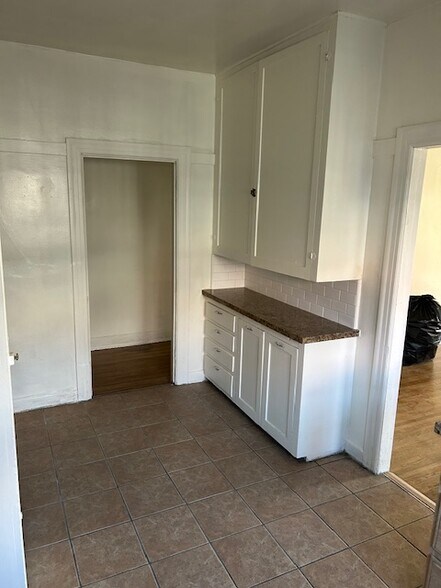 Building Photo - 1425 W 48th St