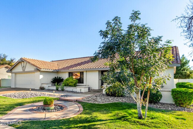 Building Photo - 687 E Park Ave