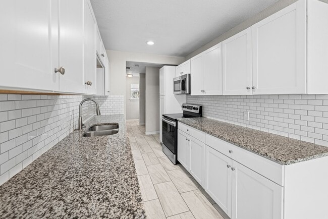 Building Photo - 915 Stonegate Dr