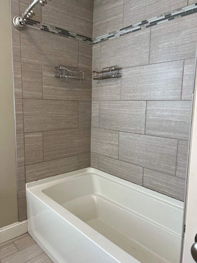 Building Photo - Gorgeous and newly renovated townhouse-sty...