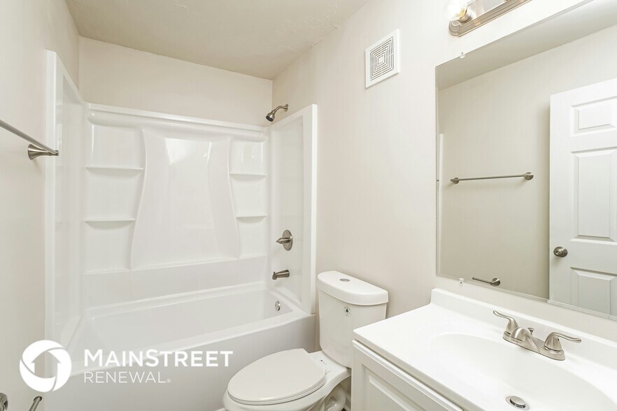 Building Photo - 1542 W Oak St