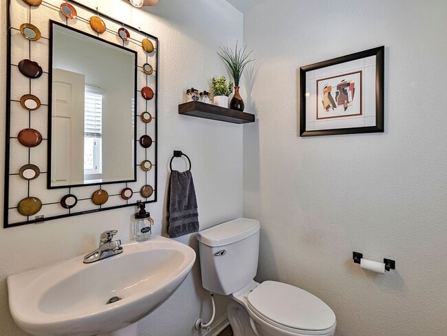 Building Photo - Spacious 3 Bedroom 2 1/2 Bath in Castle Rock!