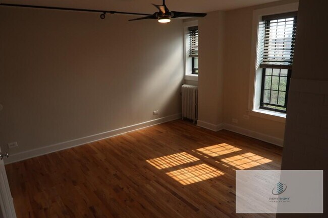 Building Photo - 4526 N Sheridan Rd
