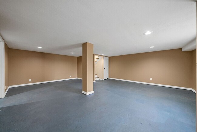 Building Photo - 2056 Lintwood Dr