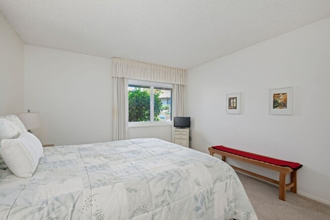 Building Photo - Beautifully updated two bedroom two bath in the heart of Santa Barbara!