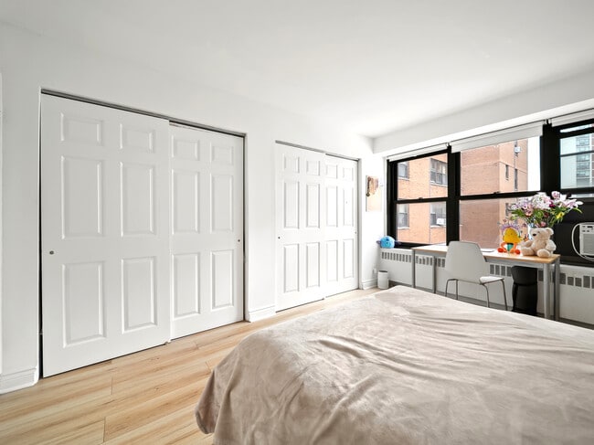 Building Photo - 6118 N Sheridan Rd