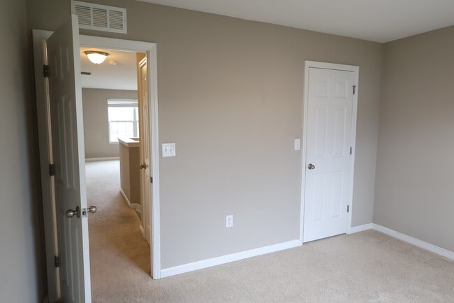 Building Photo - 1899 Lakecrest Dr