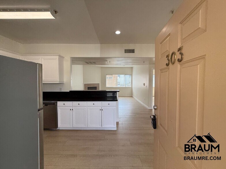 Building Photo - 10849 Fruitland Dr