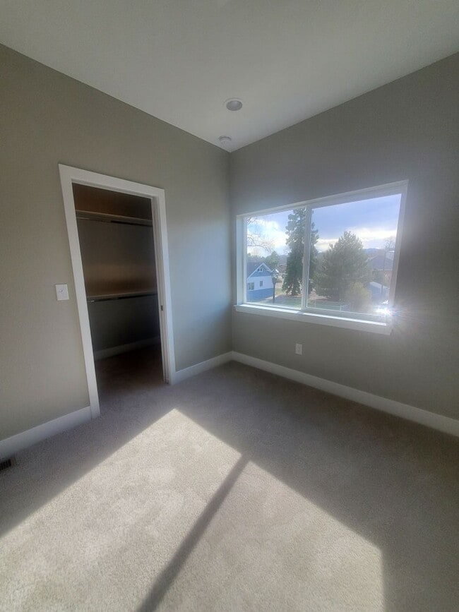 Building Photo - Beautiful and Updated 2BR Townhome With At...