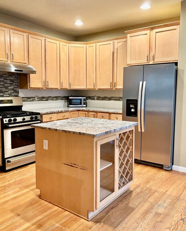 Building Photo - 4 Bed / 2.5 Bath Kirkland single family home $3,845/mo